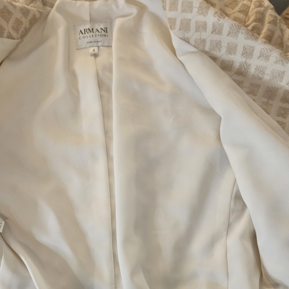 ARMANI COLLEZIONI size 2 beige cream silk blazer excellent condition. Like new. - Picture 7 of 11